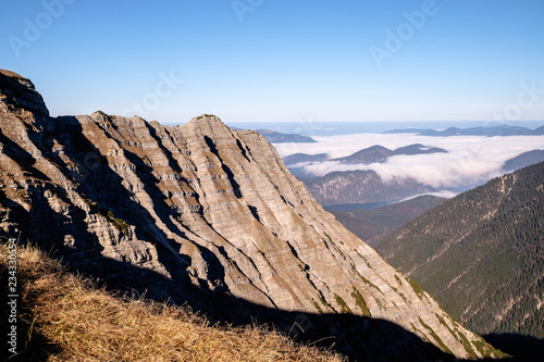 Schroffe Felswand mit Nebeldecke im Hintergrund