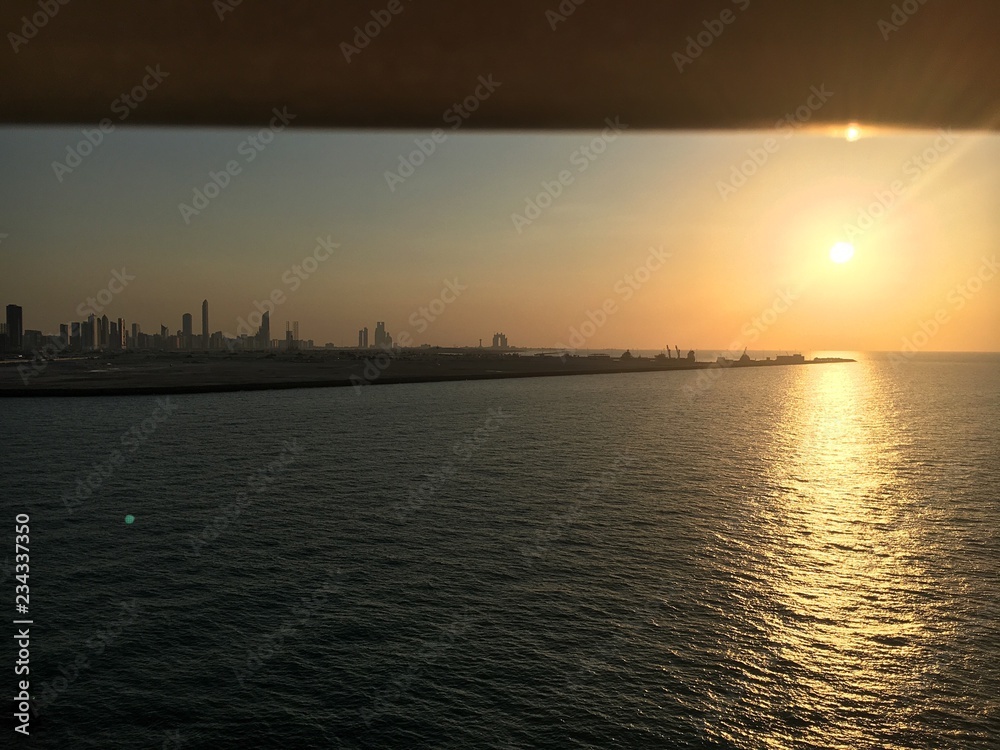 Skyline Abu Dhabi im Sonnenuntergang