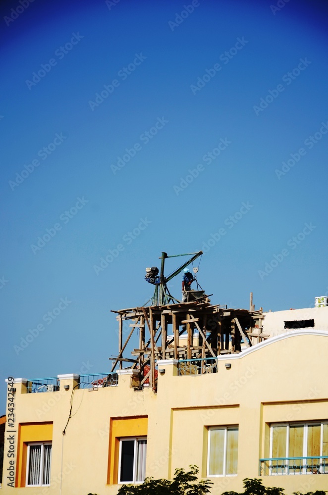 Ouvriers travaillant sur le toit d’un hôtel à Marsa Alam (Egypte)
Ouvriers travaillant sur le toit d’un hôtel à Marsa Alam (Egypte)
