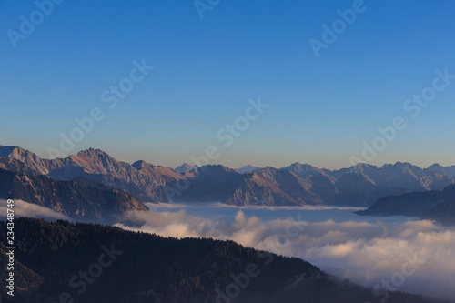 Allgäuer Alpen über dem Nebelmeer © Matthias_Haberstock