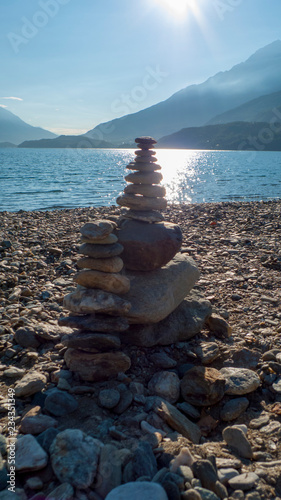 Kieselsteine zu einem kleinen Turm aufeinander gestapelt, geschichtet, am Strand von Dongo, Gravedona am Comer See