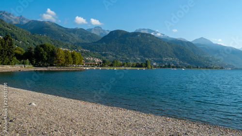 Ufer und Strand vonDongo, Ortsteil von Gravedona, mit Blick über den See, in Richtung Bellagio