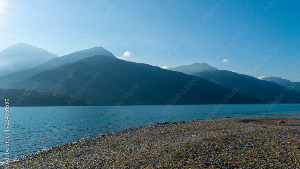 Ufer und Strand vonDongo, Ortsteil von Gravedona, mit Blick über den See, in Richtung Bellagio