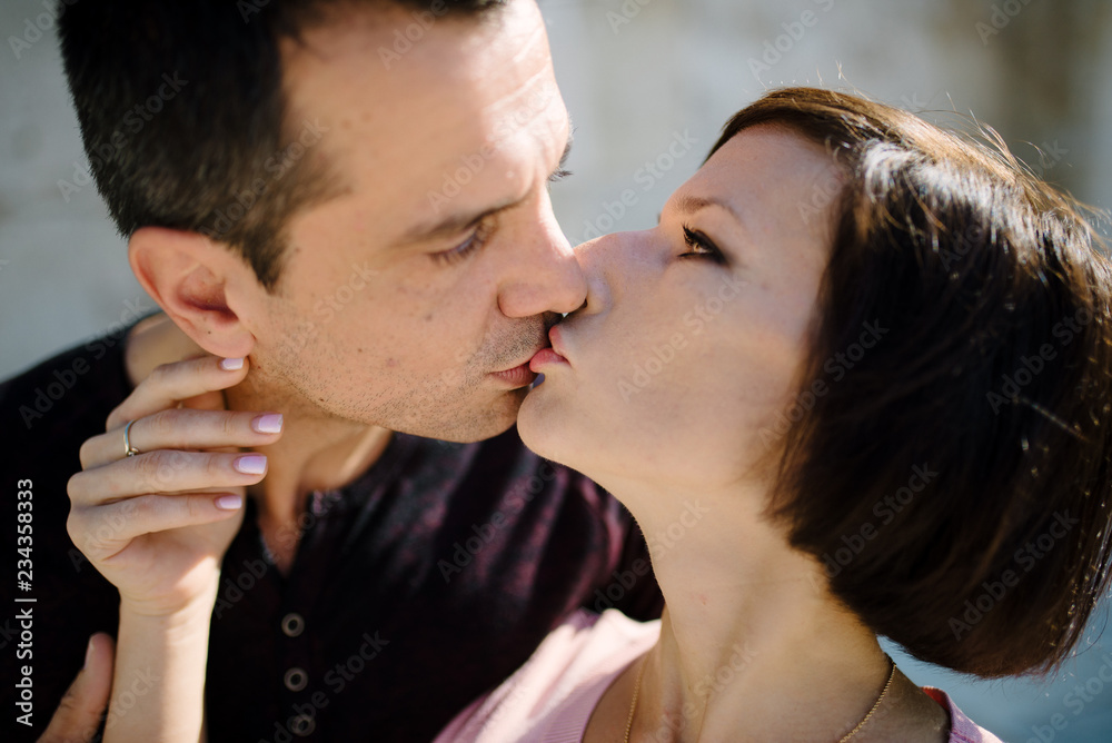 Naklejka premium Couple of lovers kissing, hugging and having fun in city streets - tourism, travel, people, leisure and teenage concept.