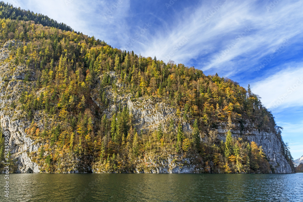 Feslwände am Ufer des Königssee in Bayern. Nationalpark Berchtesgaden, Kreuzelwand mit Bergwald im Herbstlaub