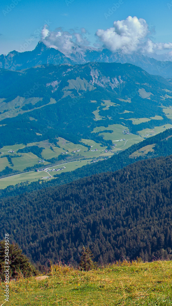 Obraz premium Smartphone HD wallpaper of beautiful alpine view at Sankt Johann - Tyrol - Austria