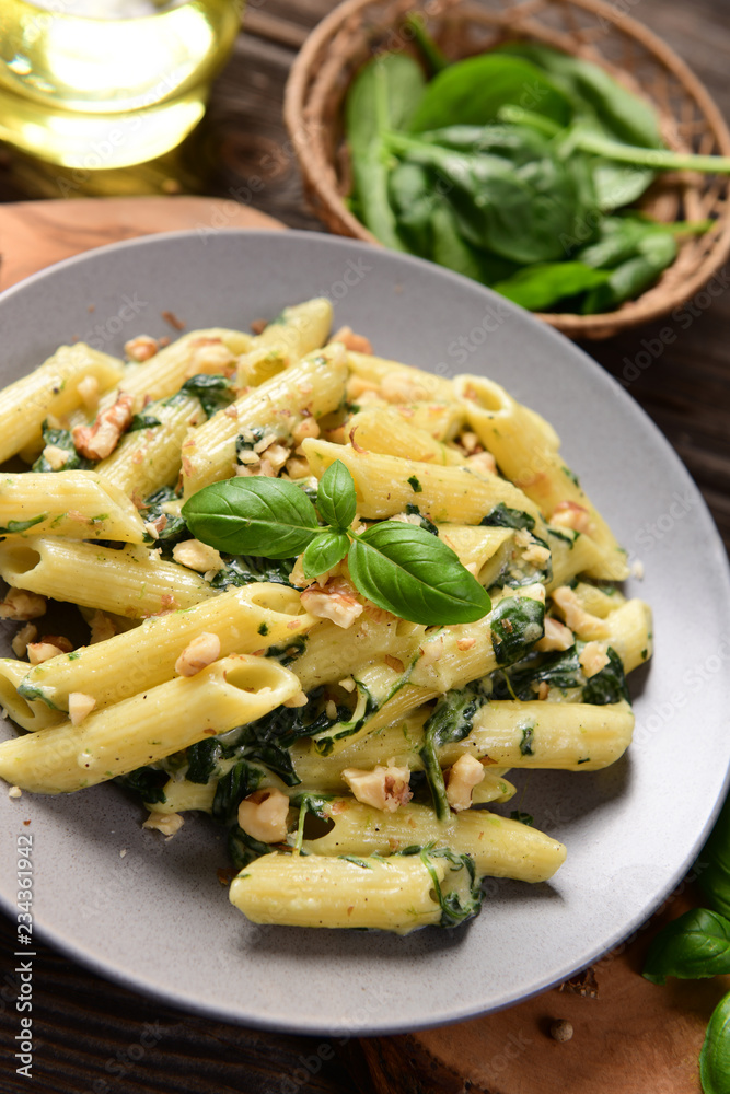 Penne pasta with spinach, gorgonzola cheese and walnuts Penne pasta with spinach, gorgonzola cheese and walnuts