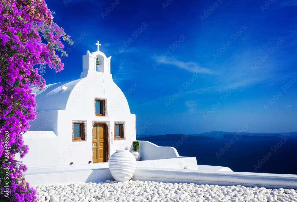 Naklejka premium beautiful details of Santorini island - typical house with white walls and blue Aegan sea, Greece