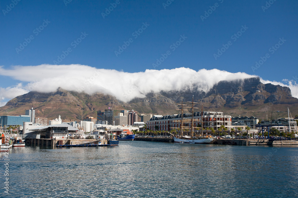 Hafenbecken mit Blick auf den Tafelberg, Kapstadt