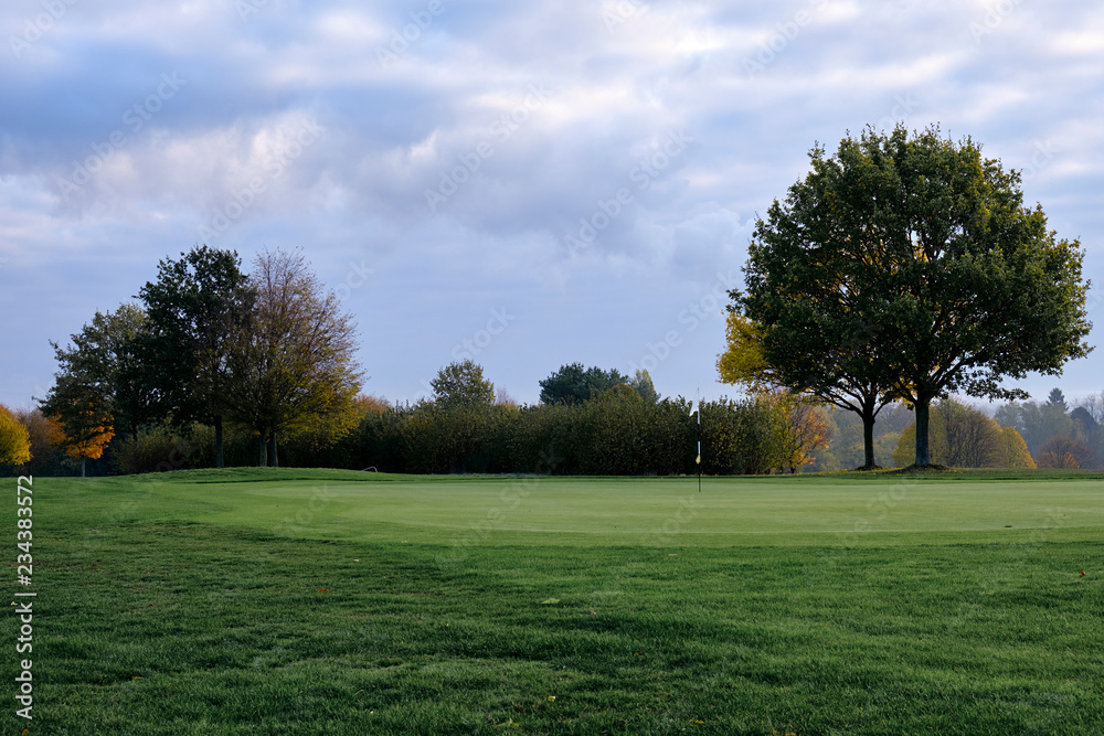 Golfplatz im Herbst