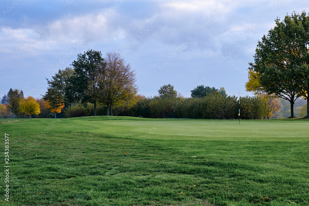 Fototapeta premium Golfplatz im Herbst