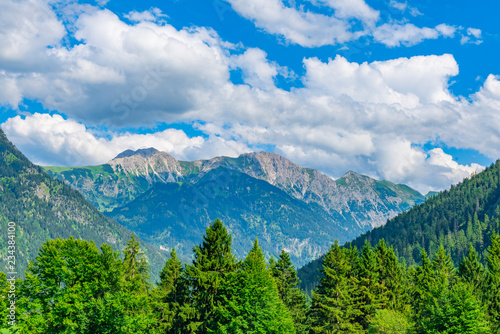 Blick auf eine Bergkette in den Allgäuer Alpen, Hindelang