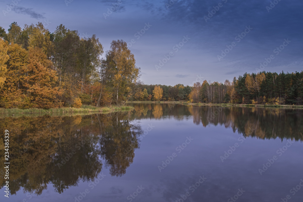 Jesień nad jeziorem.