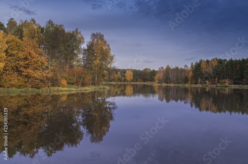 Jesień nad jeziorem.