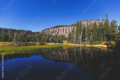 Fototapeta Naklejka Na Ścianę i Meble -  Vibrant panoramic summer view of Lake George near Twin Lakes, Mammoth Lakes, California, United States