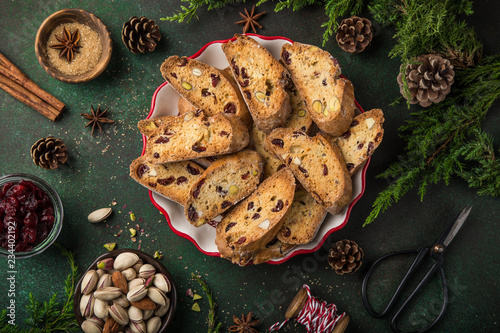 Fotografi Traditional italian cookies biscotti with dried cranberry and nut