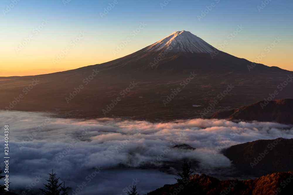未明の富士山と雲海