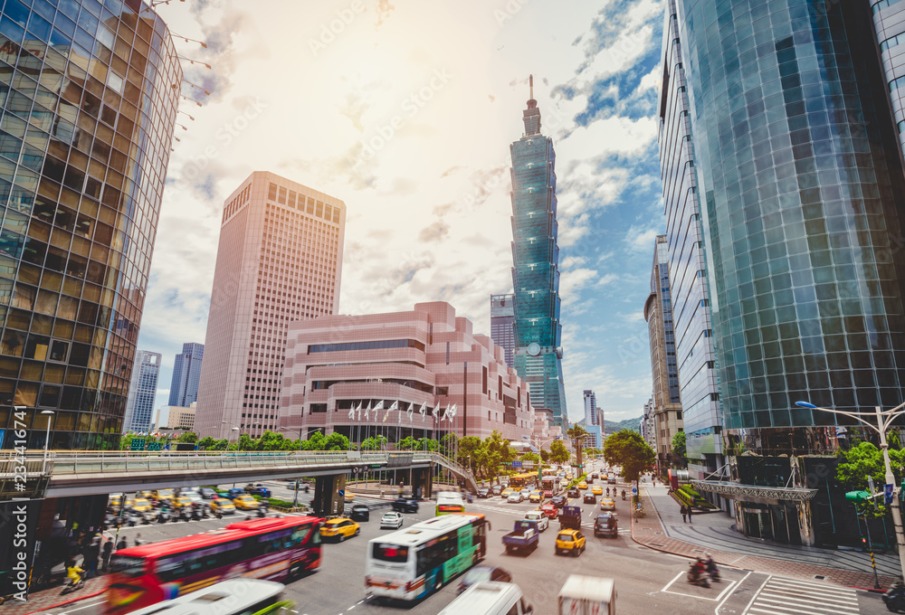 Obraz premium Dawn view of a pedestrian footbridge over a busy street corner in Taipei City with Taipei 101 Tower and World Trade Center in Xinyi District 
