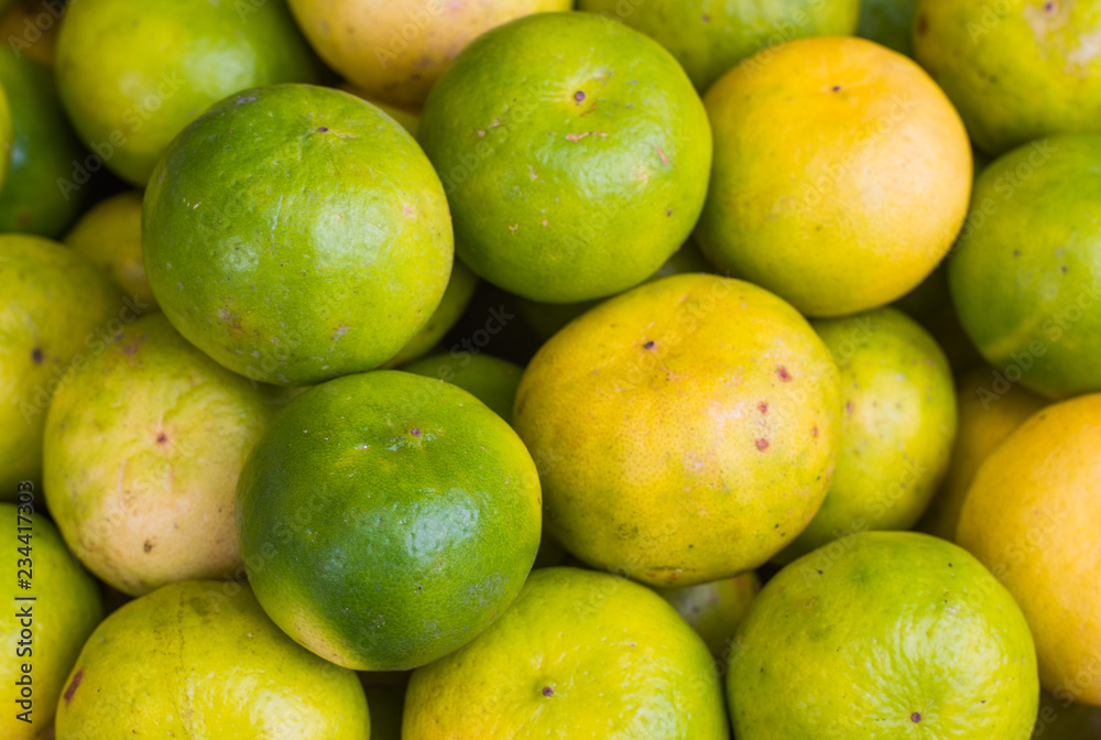 Fresh lemons are sour, nutritious and nutritious.