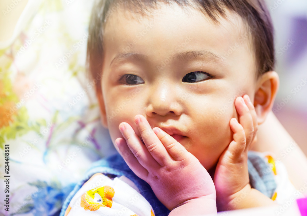 男の子が手をほっぺに置く おいしいポーズ かわいいポーズ Stock Photo Adobe Stock