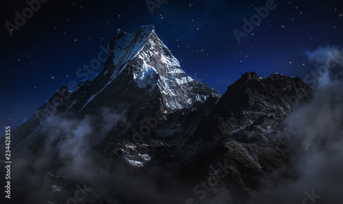 Machapuchare w nocy. Góra w Himalajach Annapurna w północno-środkowym Nepalu. Cyfrowo edytuj obraz