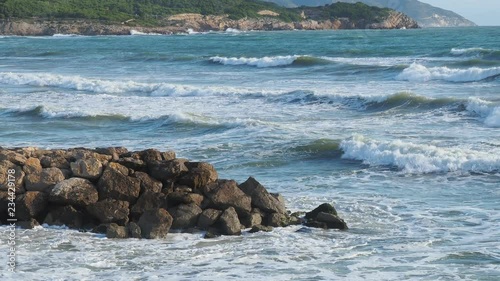 Olas rompiendo en el rompeolas en Vilanova