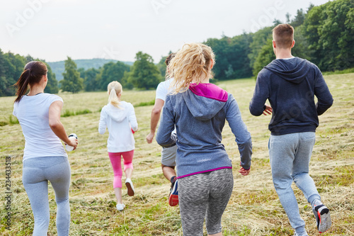 Junge Leute joggen zusammen
