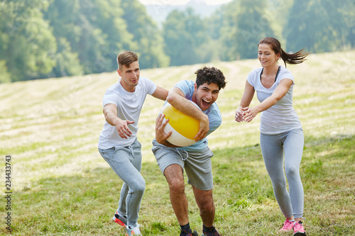 Junge Leute als Freunde spielen mit Ball © Robert Kneschke