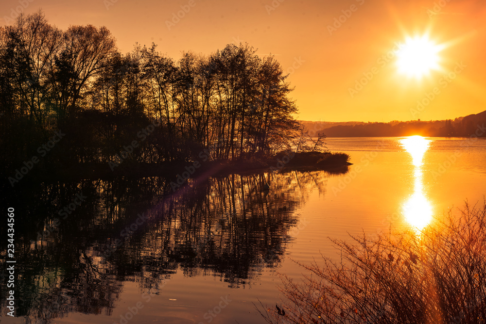 Sonnenuntergang am Fluß