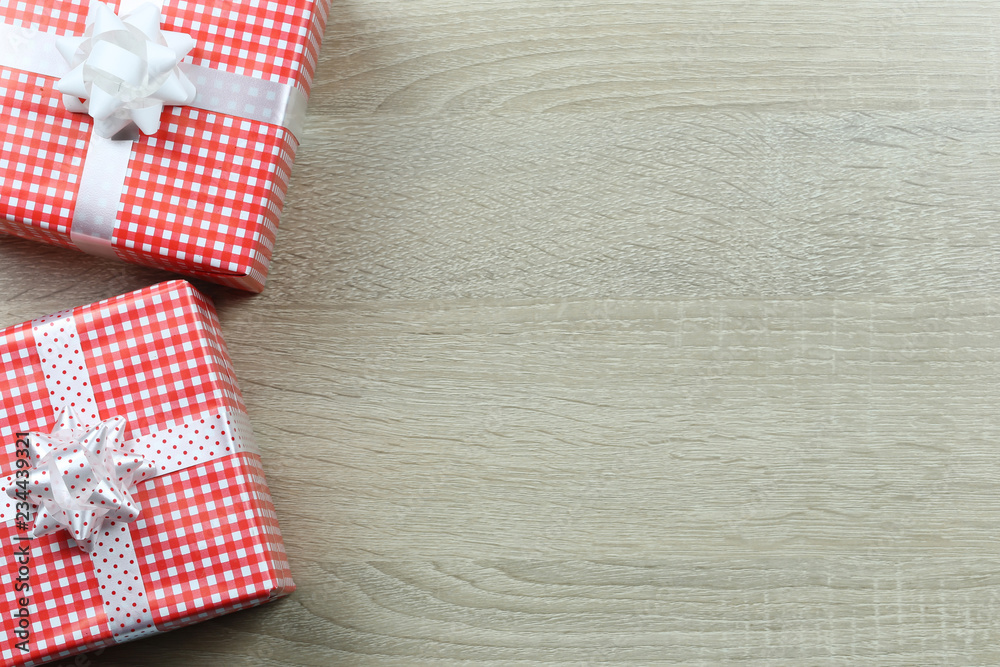 Obraz premium Red gift box for Christmas decoration on wooden floor.