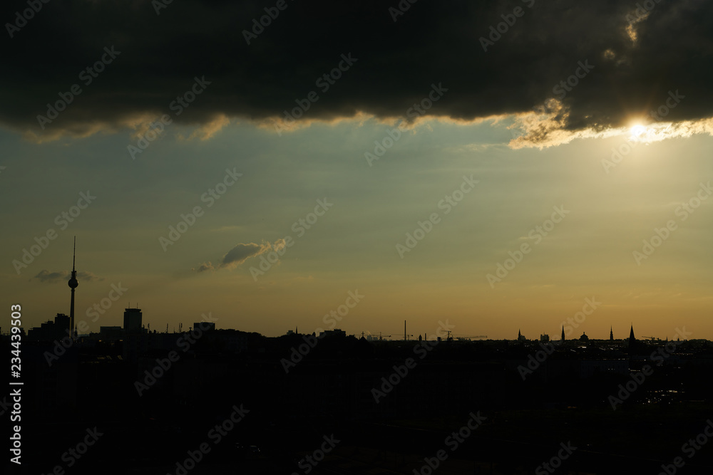Berlin City Skyline mit Sonnenuntergang