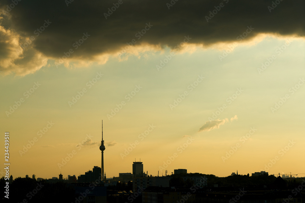 Fototapeta premium Berlin City Skyline als Silhouette mit Fernsehturm