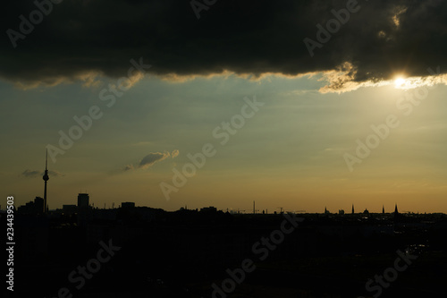 Berlin City Skyline mit Sonnenuntergang