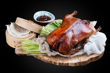 Fototapete Peking Peking-Ente auf rustikalem Holzbrett  © GrumJum