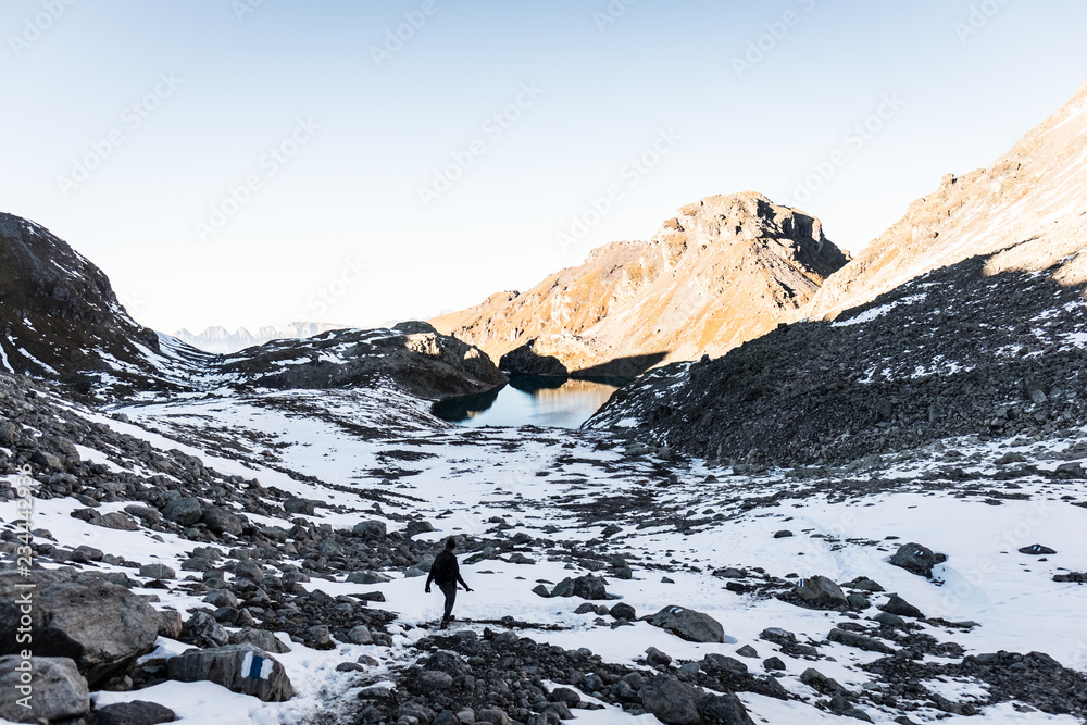 Wanderer am spiegelndem Bergsee
