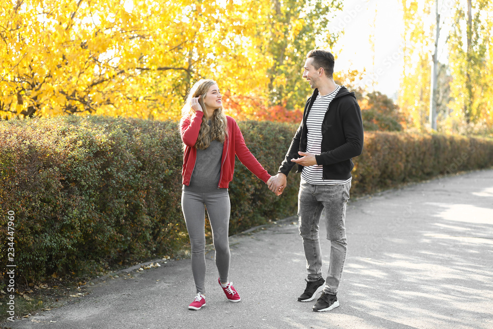 Obraz premium Loving young couple in autumn park