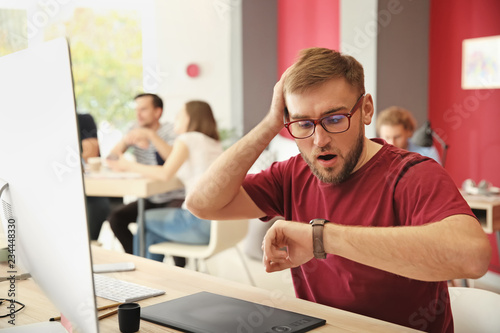 Stressed IT specialist tryi...