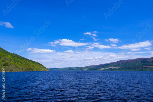Loch Ness in den schottischen Highlands © fotografci