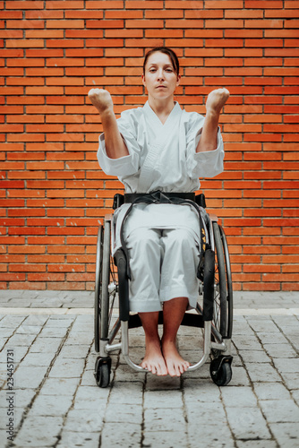 Tableau sur toile Woman who training karate with wheelchair