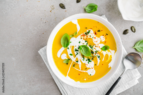 Canvas Print Pumpkin creamy soup served in bowl