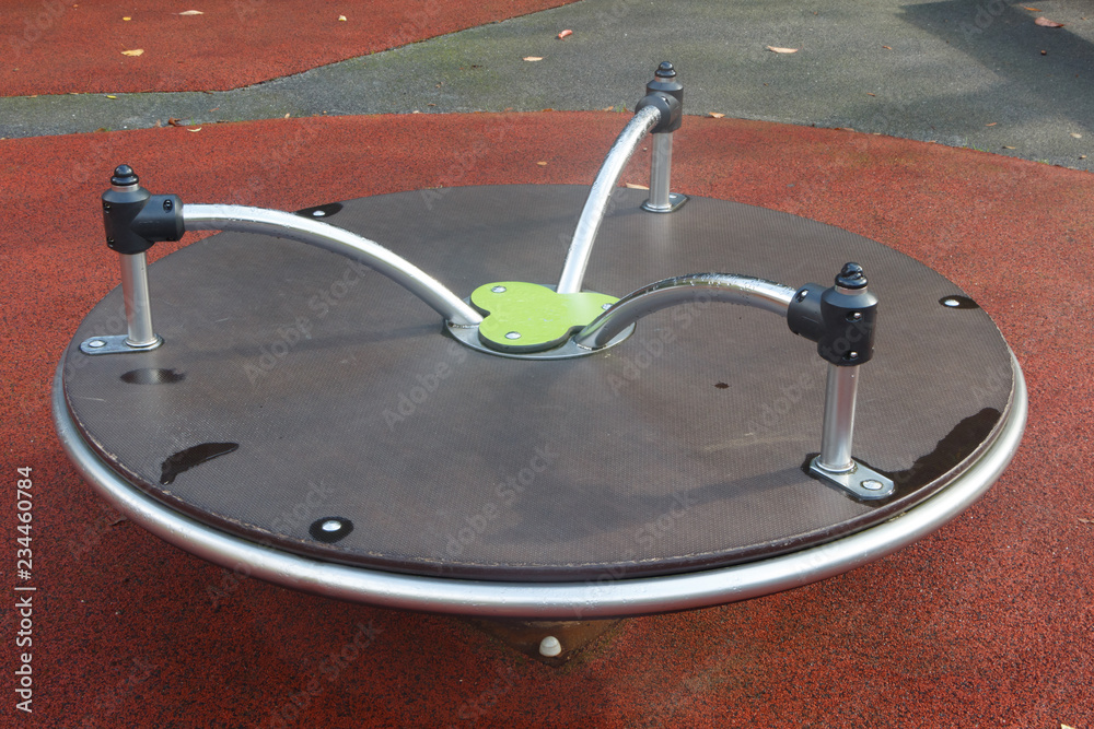 Tourniquet sur une aire de jeux pour enfants en extérieur Stock Photo