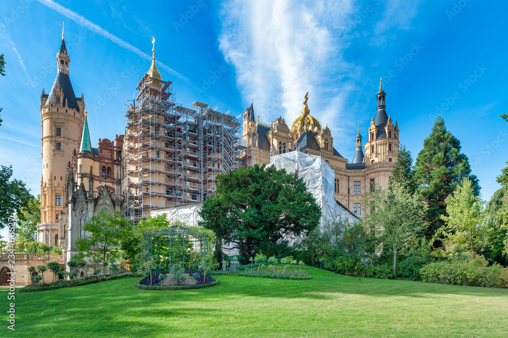 Fototapeta premium Schloß mit Gerüst