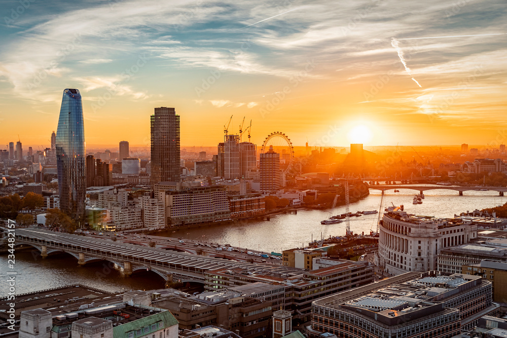 Naklejka premium Zachód słońca za panoramą Londynu: wzdłuż Tamizy do Westminster Bridge