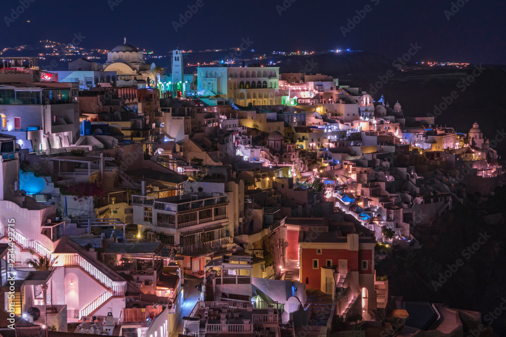 Vista notturna del villaggio di Fira, isola di Santorini GR
