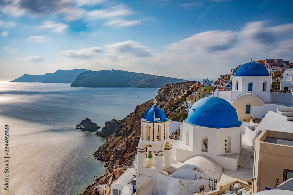 Vista panoramica sulla caldera dal villaggio di Oia, isola di Santorini GR	