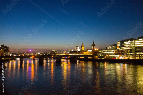 Skyline von London in der blauen Stunde