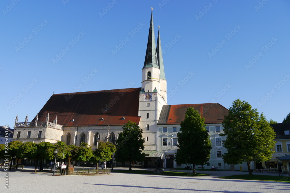 Kapellplatz in Altötting mit Stiftskirche und Anbetungskapelle