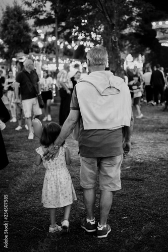 Abuelo y nieta en blanco y negro