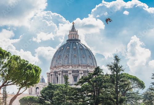 Foto St. Peter's Basilica in Rome on St. Peter's Square in Rome, Italy