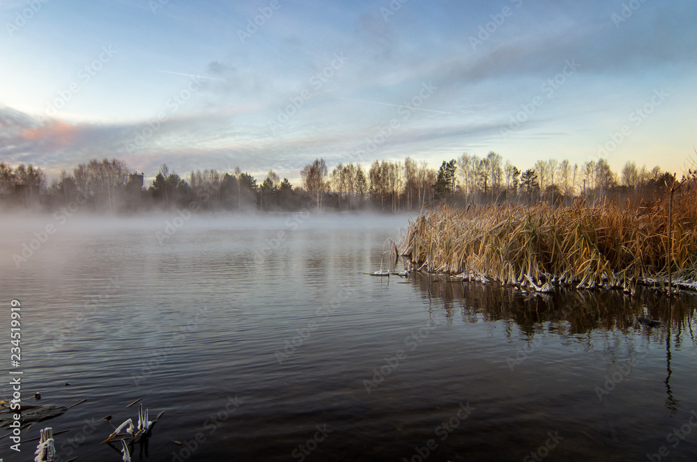 панорама морозного утра на озере с туманом, Россия, Урал, ноябрь